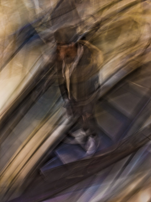 Warten auf der Rolltreppe